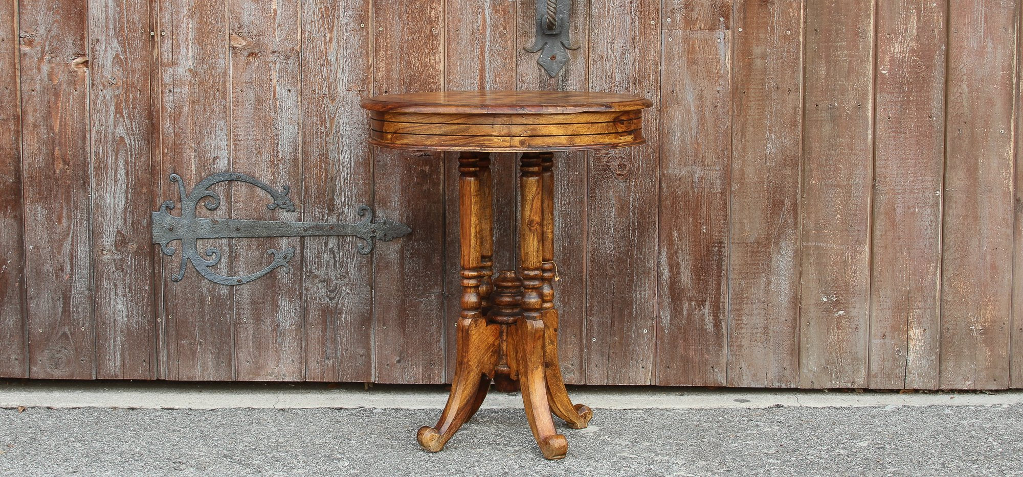 Colonial Inlaid Top Round Table