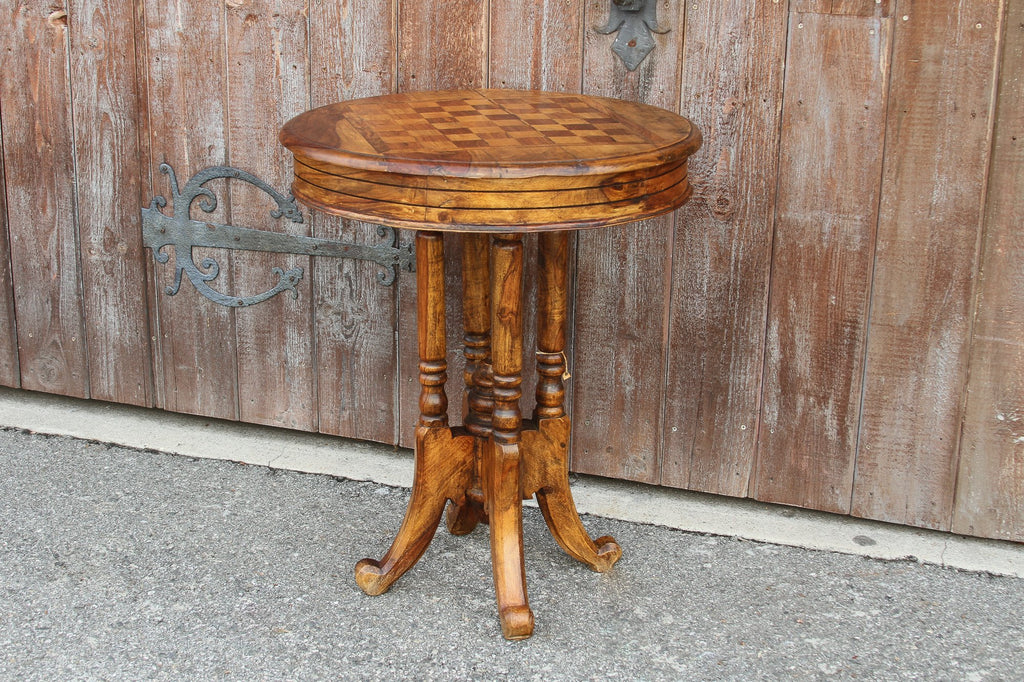Colonial Inlaid Top Round Table