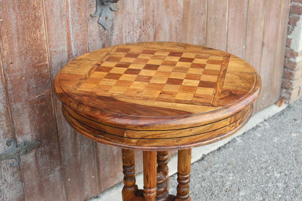 Colonial Inlaid Top Round Table