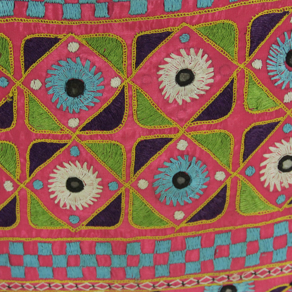 Pinkur Mathuravati Square, Pair